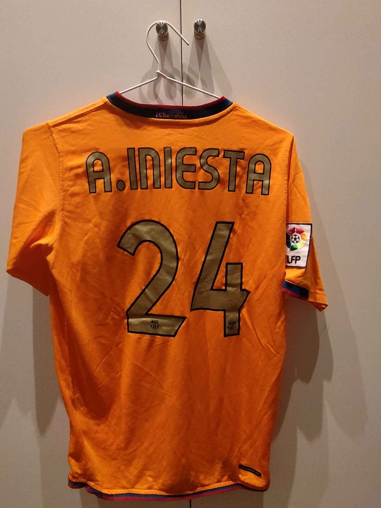 24 - FC Barcelona - Iniesta