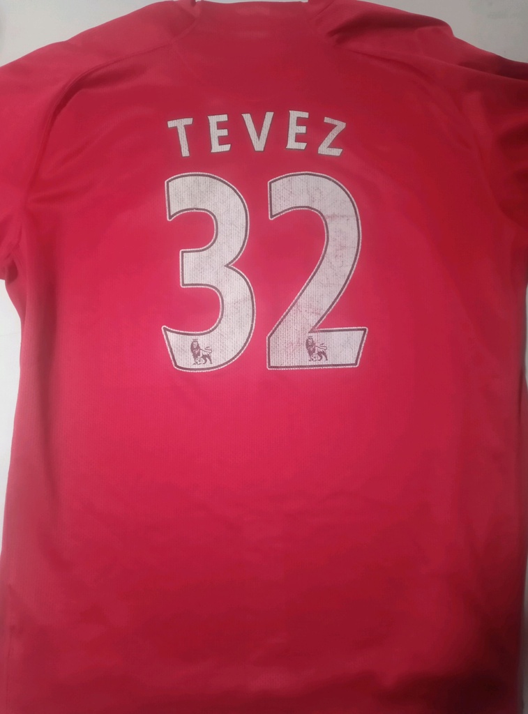 32 - Manchester United - Tevez