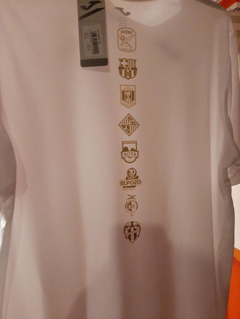 Camiseta sin nombre
