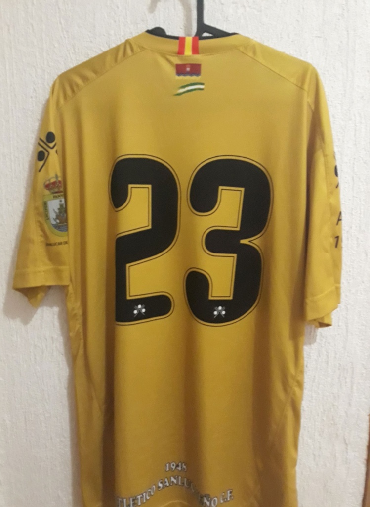 Camiseta sin nombre