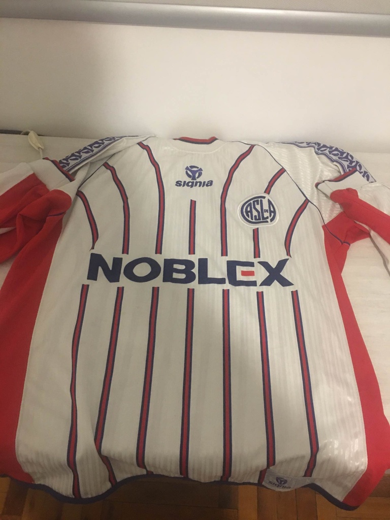 Camiseta sin nombre