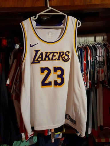 23 - Lakers - James