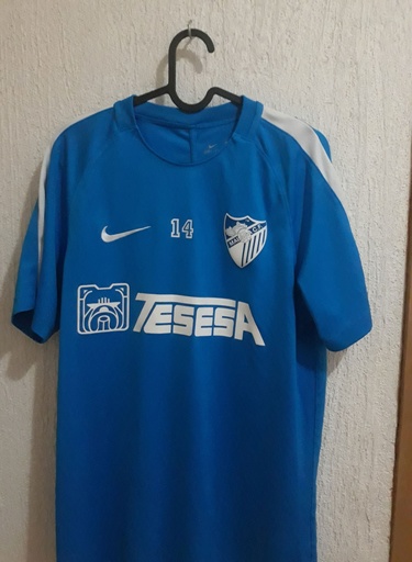 Camiseta sin nombre
