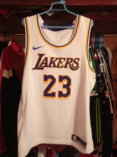 23 - Lakers - James